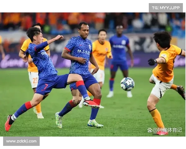 申花吉祥物布鲁首次随队客场征战青岛助威